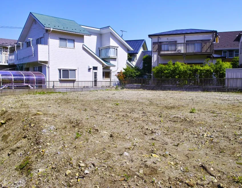 A wide view of a cleared plot of land in Dallas with smooth, graded soil and stabilized terrain, demonstrating expert site prep by DALLAS DEMO PROS.